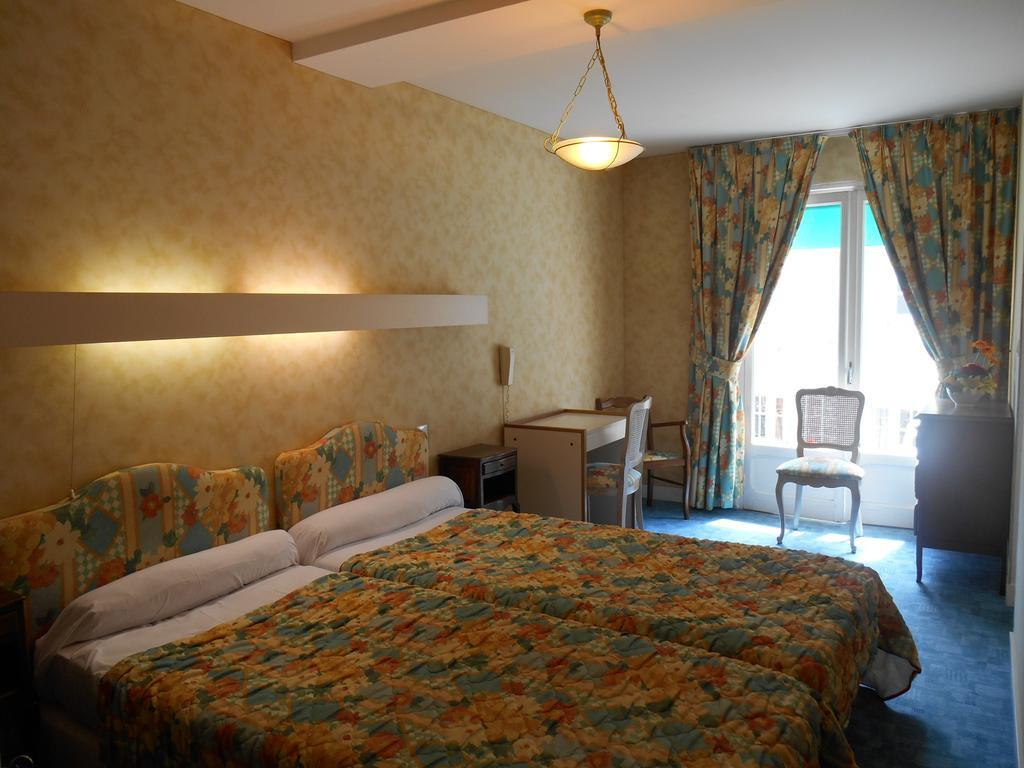 A L'Abri Des Vents Bed & Breakfast Saint-Jean-le-Thomas Oda fotoğraf